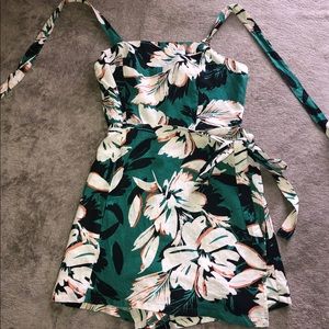 Romper FOREVER 21 size SMALL